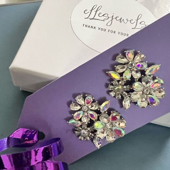 🌸 NEW Elegant Silver Crystal Floral Earrings 🌸 - Picture 6 of 6